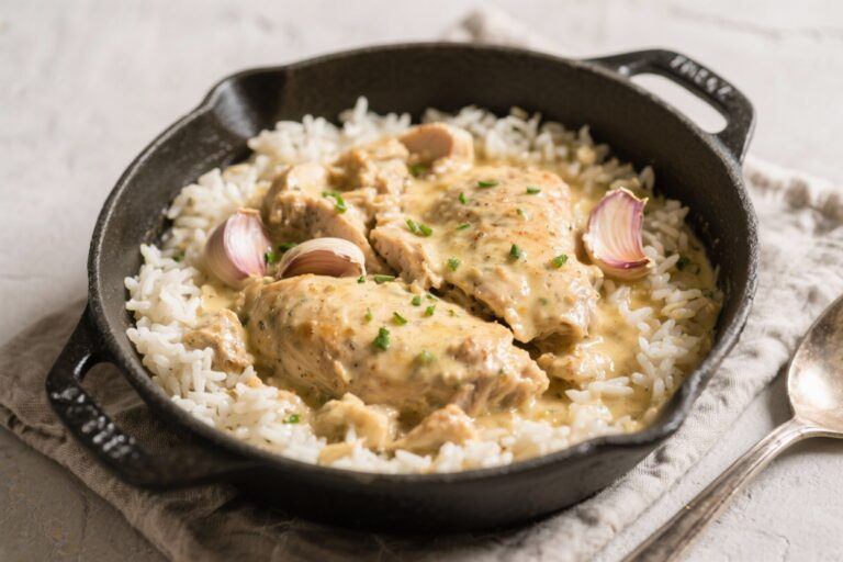 One-Pot Creamy Garlic Chicken and Rice – Comforting, Cozy, and Easy